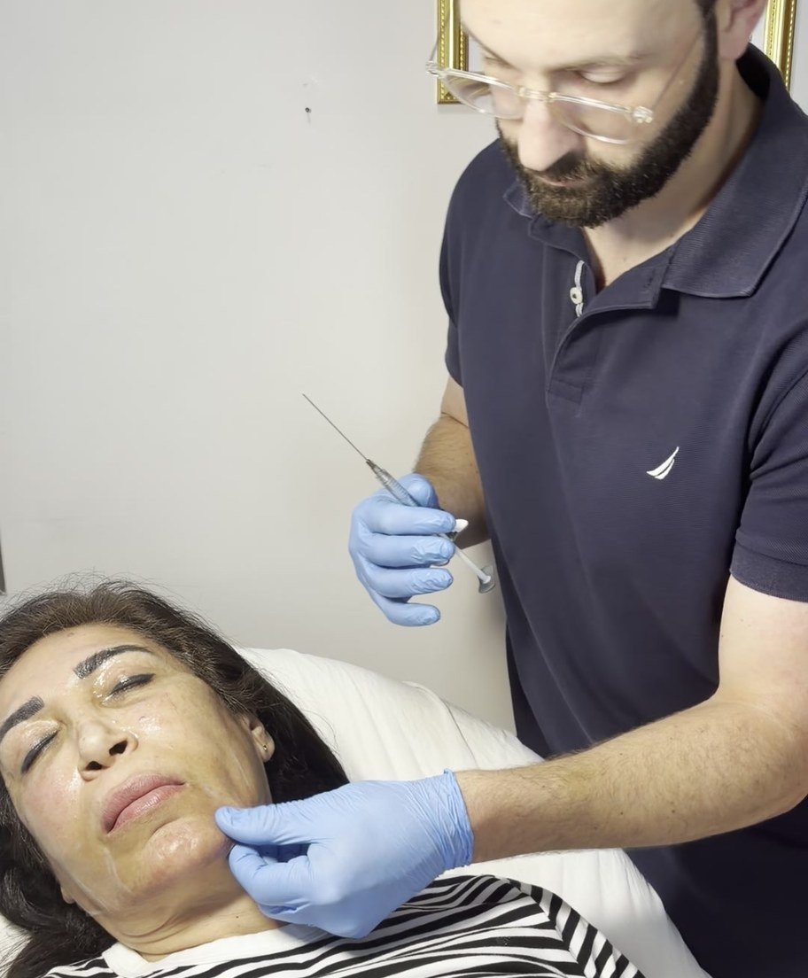 טיפול אסתטי מדויק בפנים של מטופלת בקליניקה של ד״ר יונתן סגל